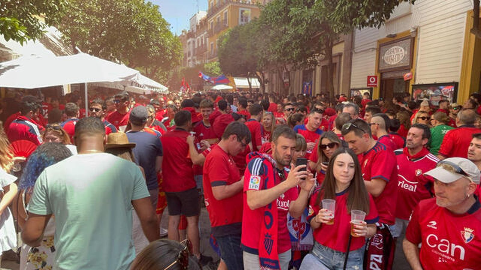 Los aficionados rojillos y merengues toman la ciudad