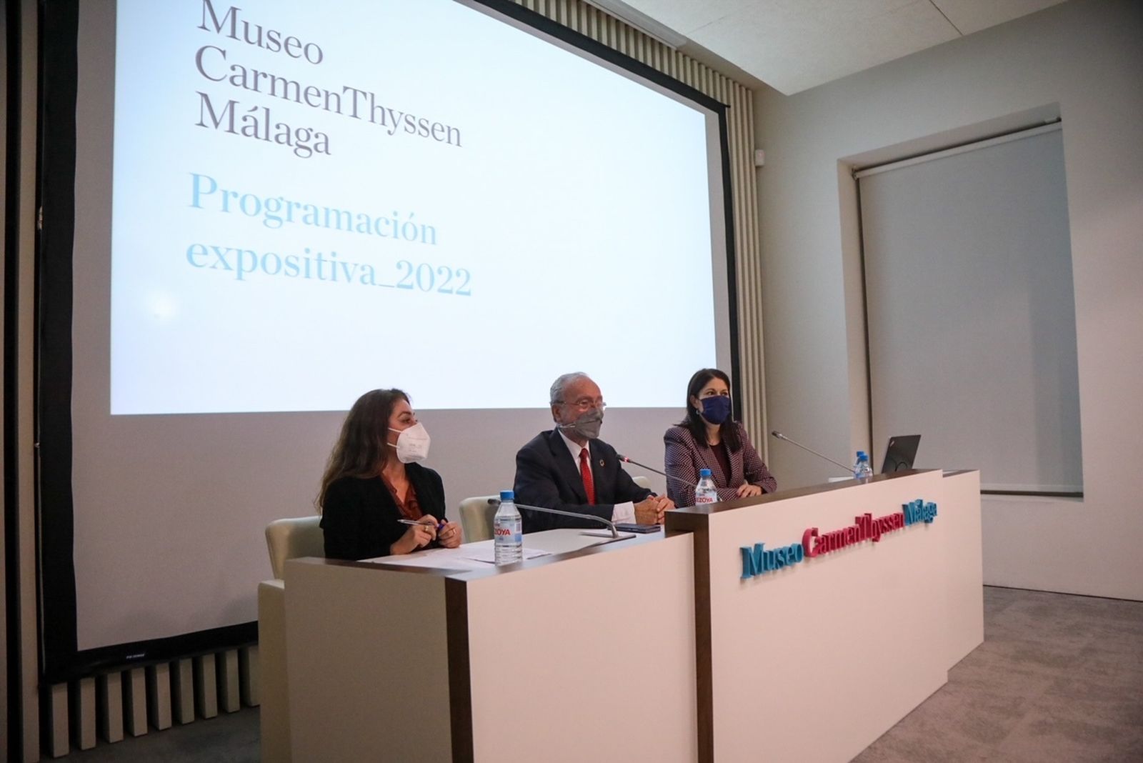 Lourdes Moreno, presidenta del Museo Carmen Thyssen, Francisco de la Torre, alcalde de Málaga y Noelia Losada, concejala de Cultura, durante la presentación
