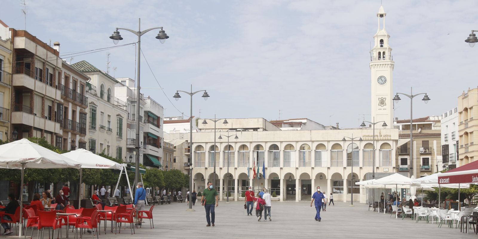 Plaza Nueva de Lucena, con el Ayuntamiento al fondo.