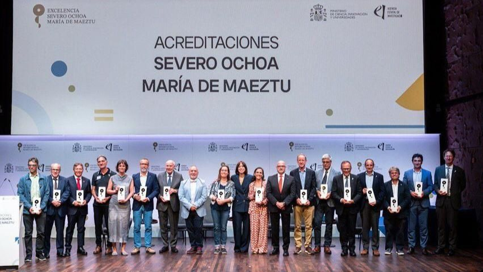La ministra Diana Morant y el director de la AEI Domènec Espriu, junto con algunos de los premiados