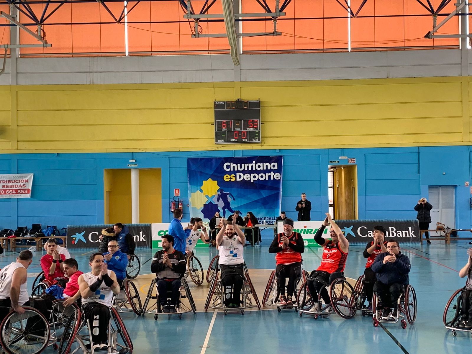 Los jugadores del Churriana agradecen el apoyo de su público.