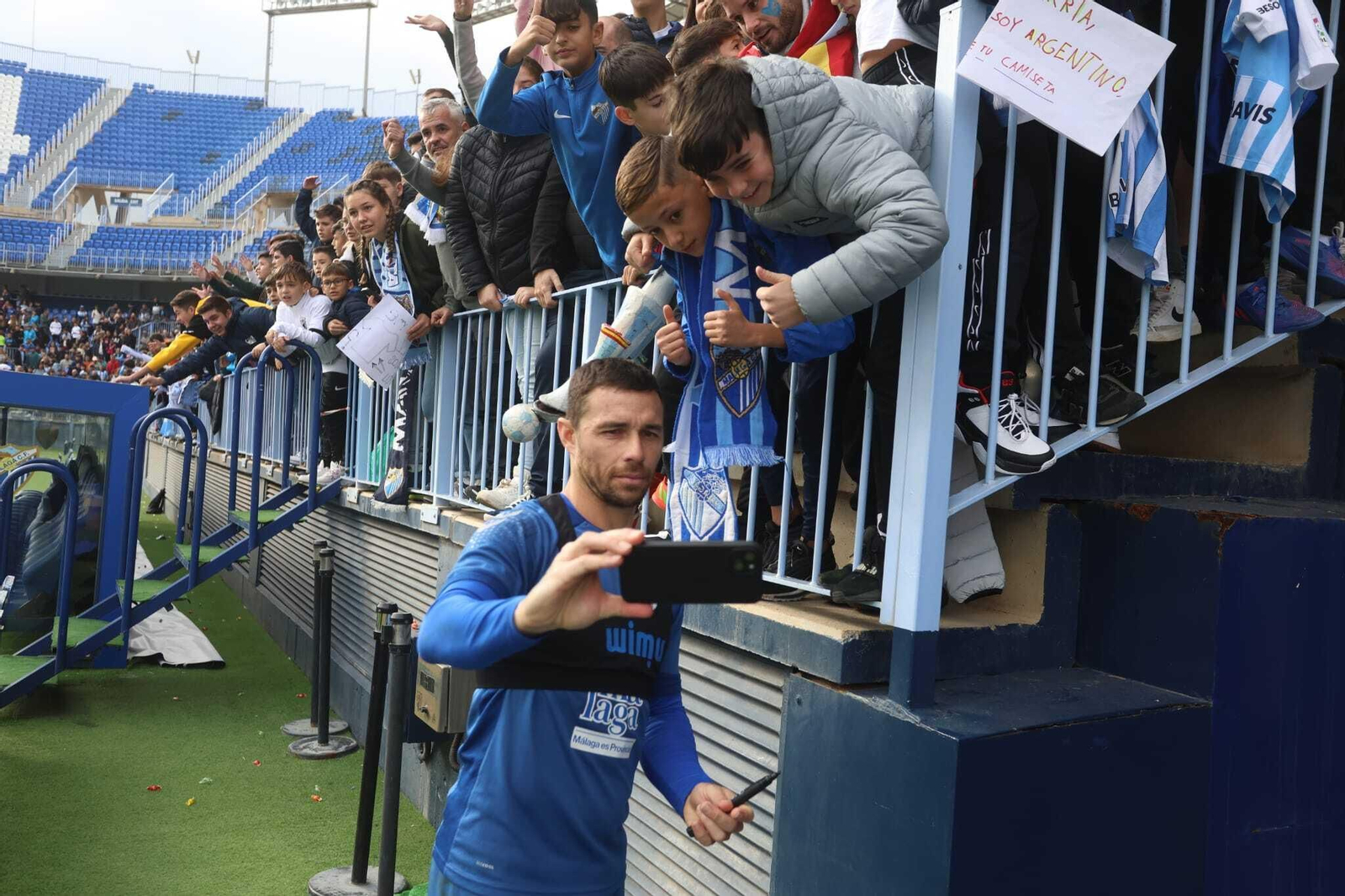 Miles de malaguistas apoyan al equipo en la víspera de Reyes