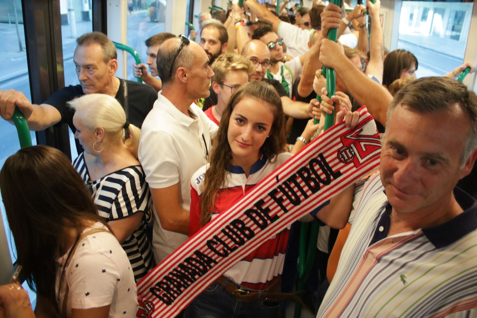 La hora previa al partido y la hora de después los aficionados llenaron los vagones.