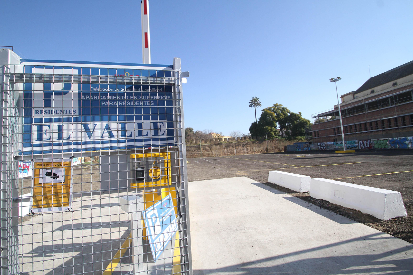 Accesos al solar donde se ubica el parking del Valle en una imagen de archivo.