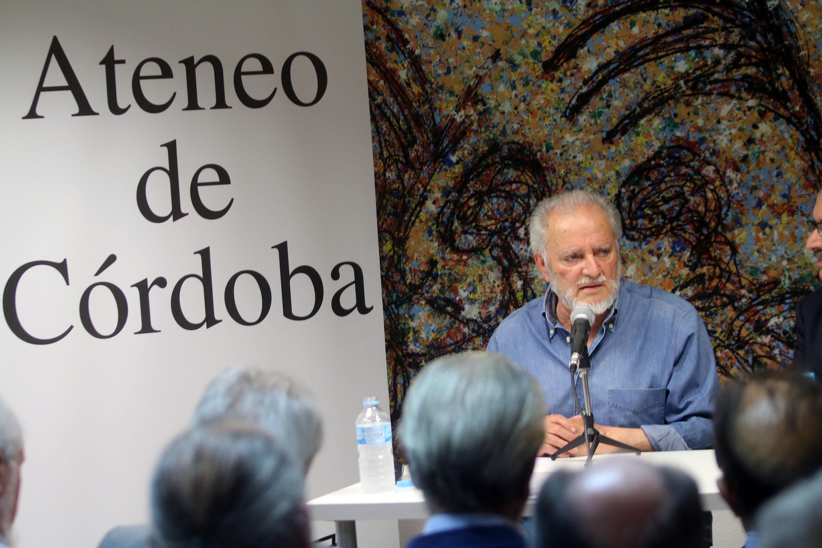 Julio Anguita, durante un encuentro.