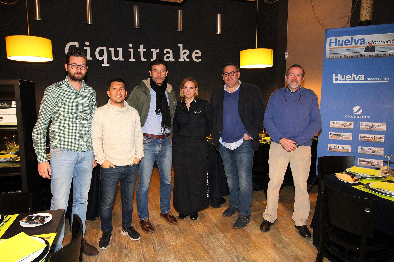 Manolo Toledano y José Luis Pena, junto al resto de integrantes de la Tertulia Deportiva de 'Huelva Información'.