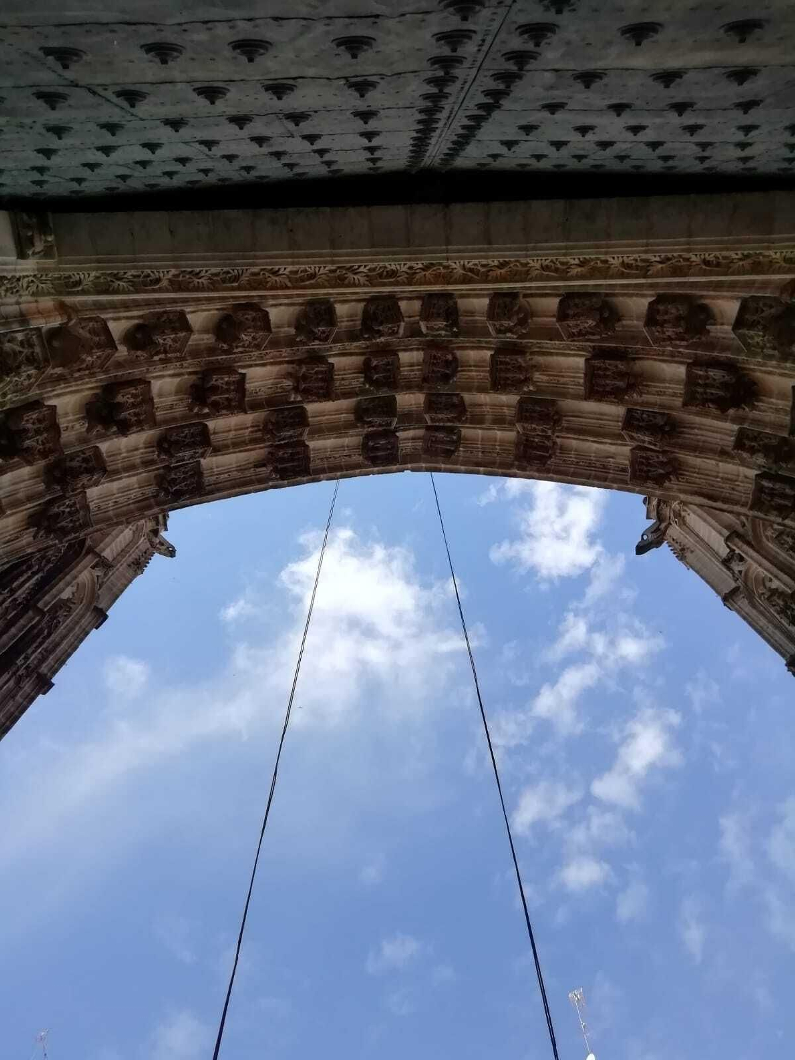 Así se revisan la Catedral de Sevilla y la Giralda desde las alturas