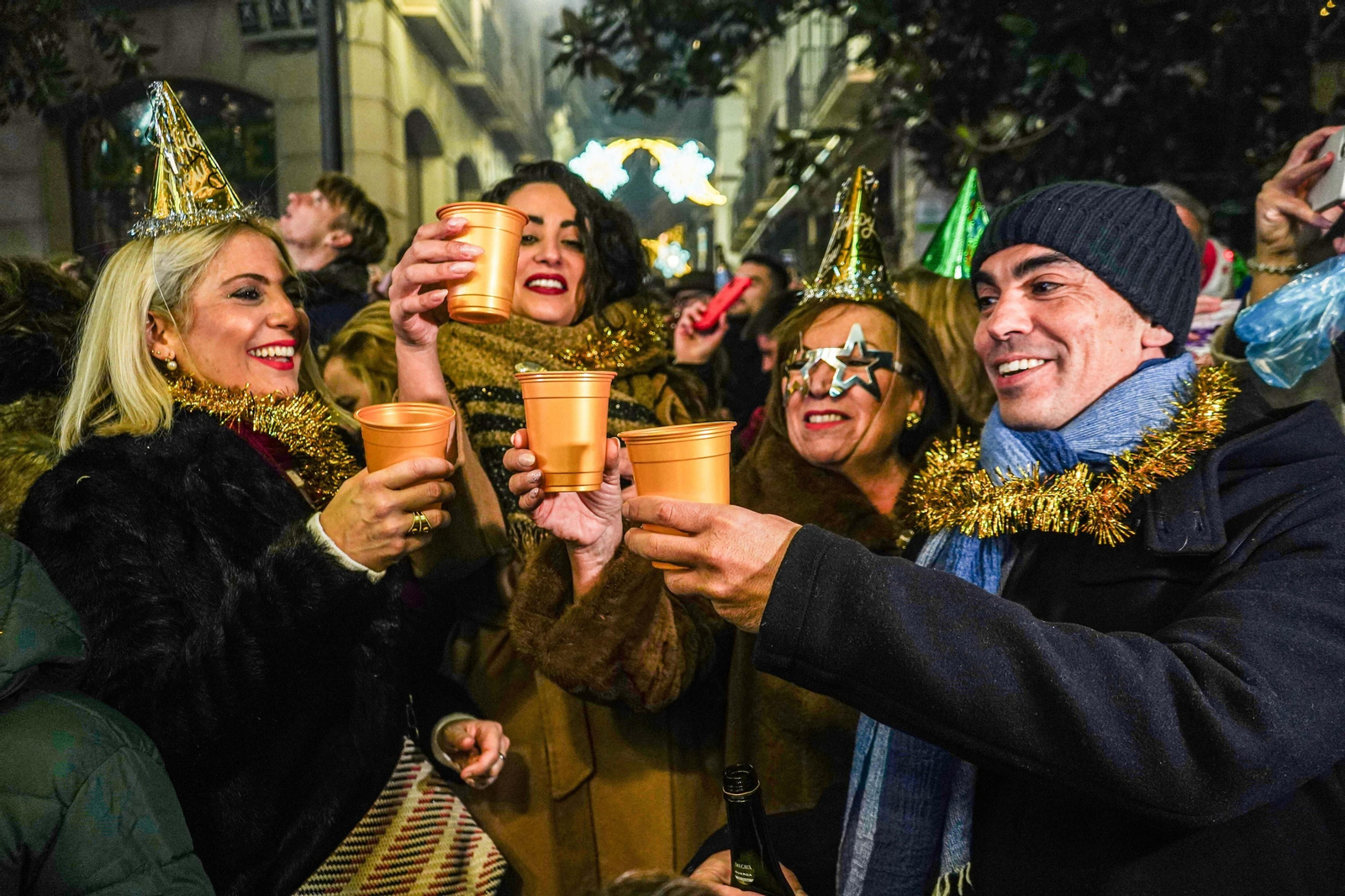 Así se vivieron las campanadas en la Plaza del Carmen de Granada: uvas y fiesta para recibir a 2024