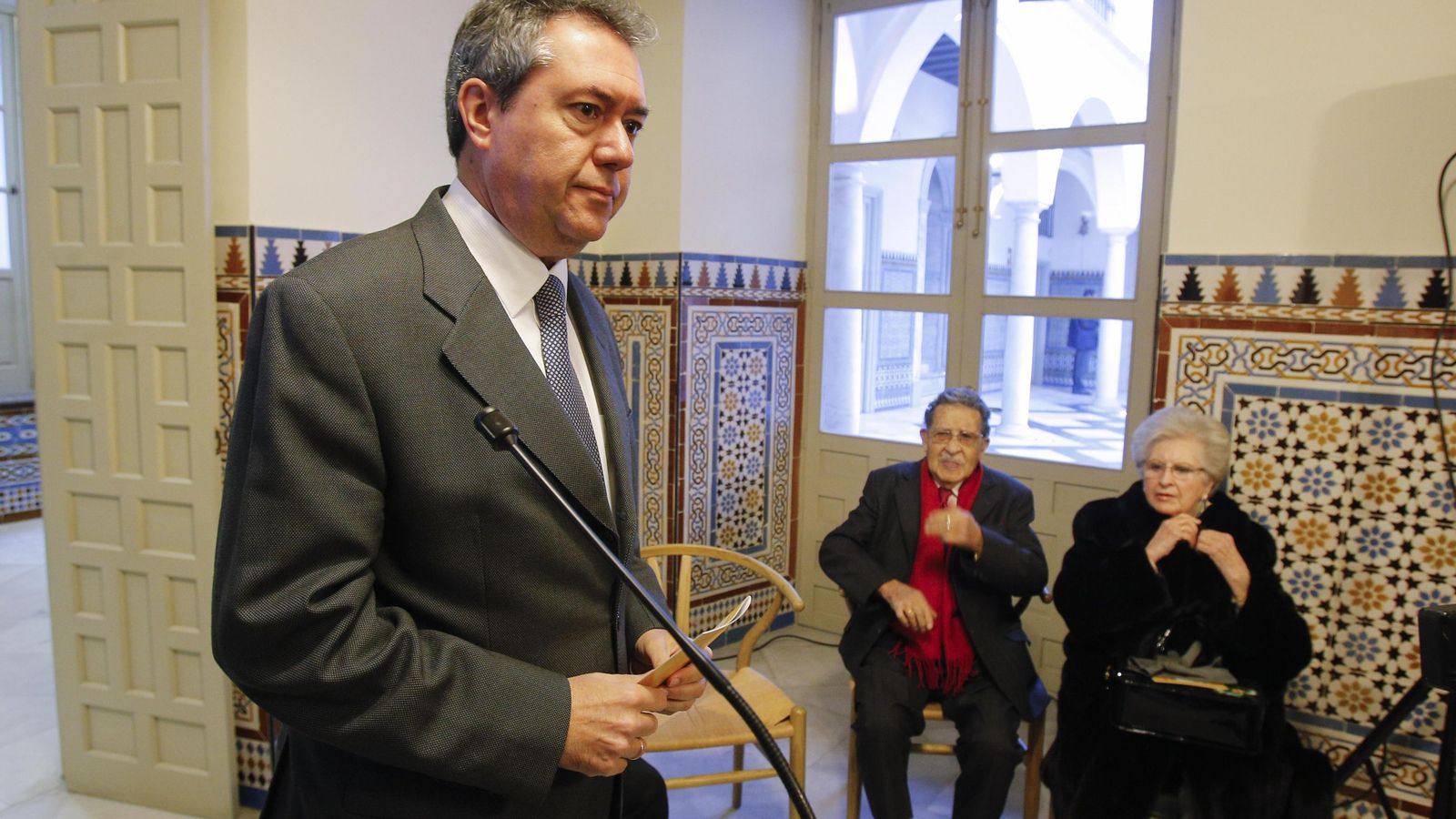 El alcalde durante el acto, con Mariano Bellver y su esposa al fondo