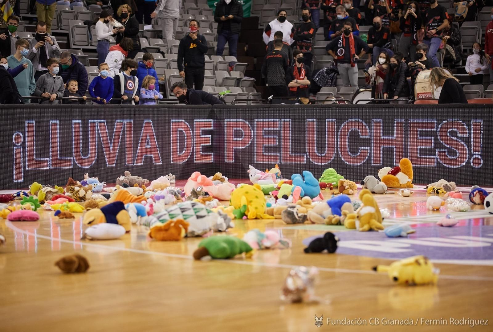 El parqué del Palacio de los Deportes, repleto de peluches. El parqué del Palacio de los Deportes, repleto de peluches.