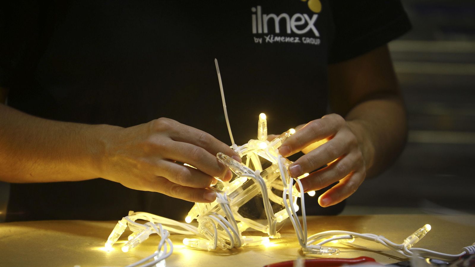 Trabajos con luces en Iluminaciones Ximénez.