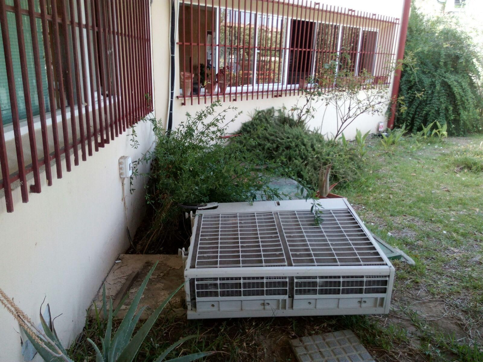 Un aire acondicionado tirado en el suelo, que no pudo ser robado por su elevado peso.