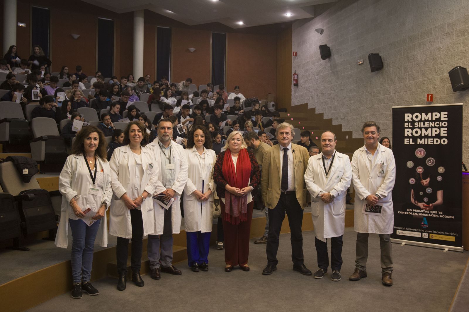 Participantes en la charla coloquio para prevenir la violencia de género