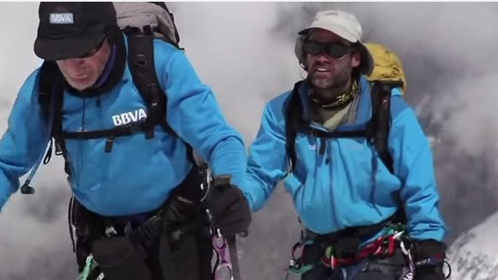 Carlos Martínez, a la derecha, acompañando a Carlos Soria en la expedición BBVA./ Captura de un vídeo de la expedición