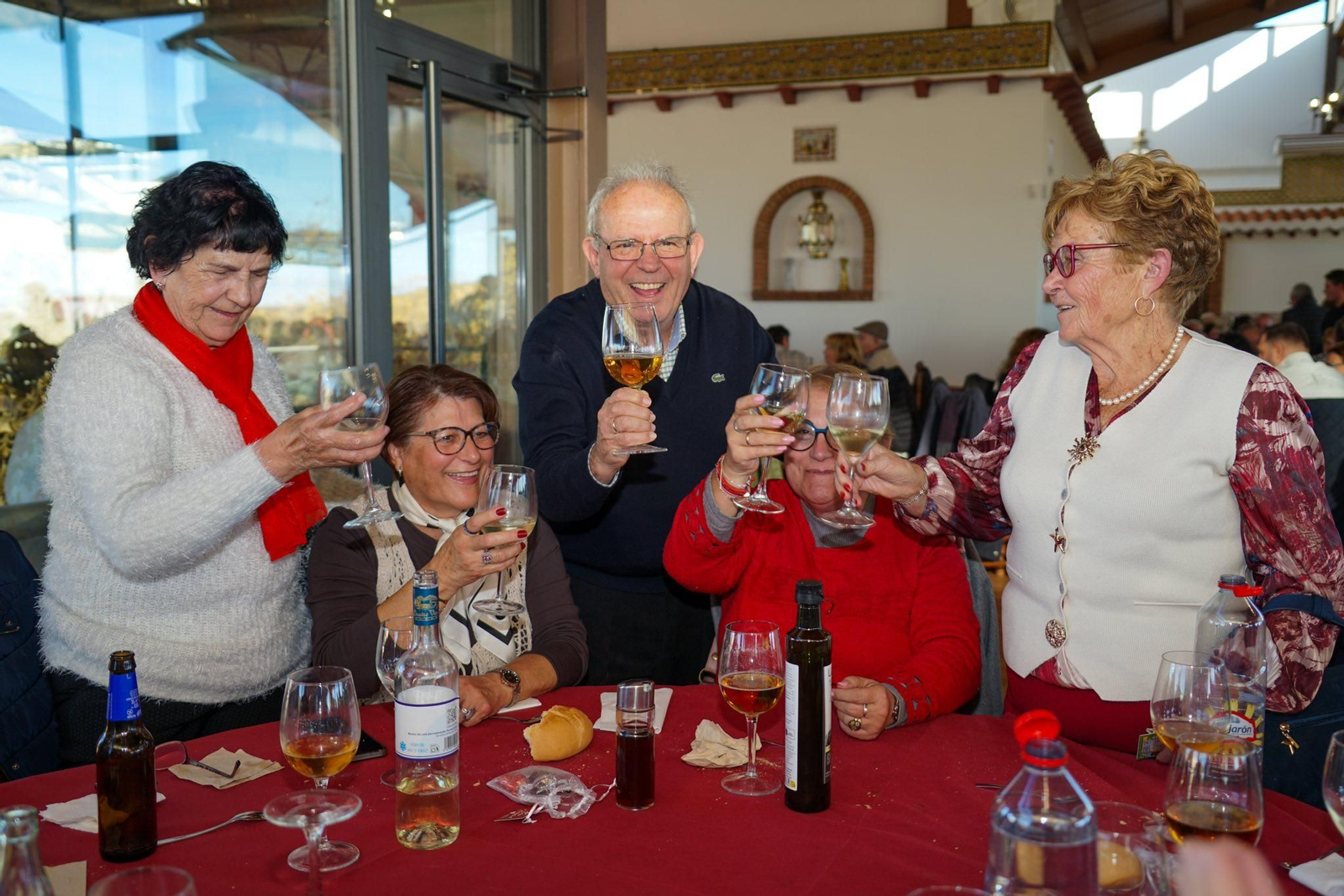 El alcalde estuvo presente durante la jornada para celebrar con los mayores.