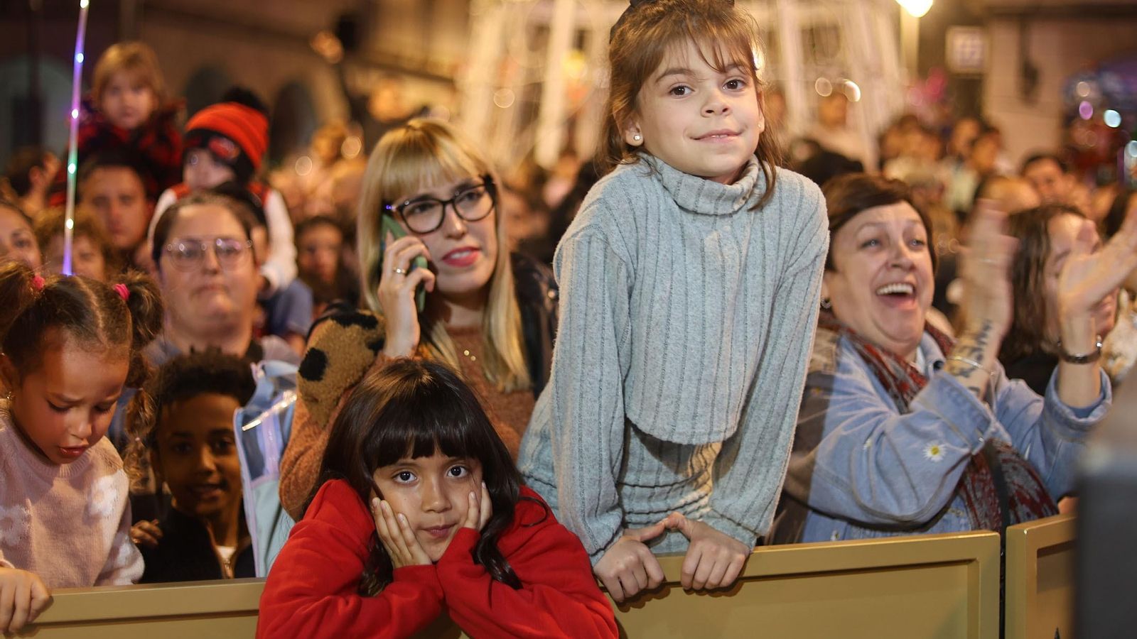 Niños y niñas durante el alumbrado navideño de este año.