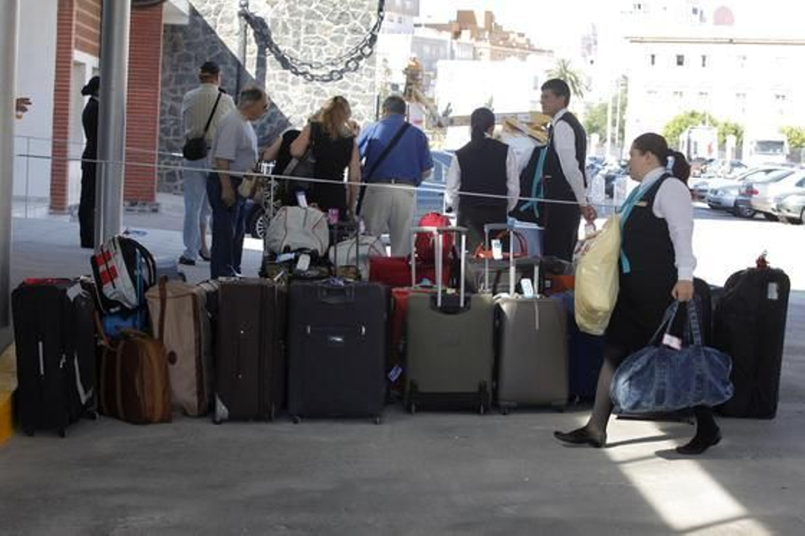 El muelle de Cádiz se estrena como puerto base e inaugura su nueva terminal de pasajeros con la salida del ´Grand Voyager´. 

Foto: Jesus Marin