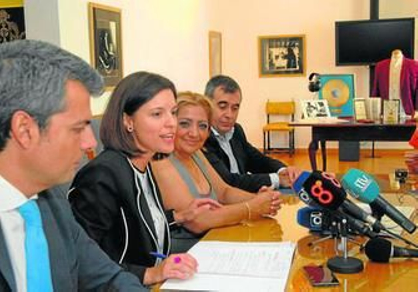 De izquierda a derecha, Fran Romero, Patricia Cavada, Dolores Montoya 'Chispa' y José Carlos Conde. Al fondo, parte del legado de Camarón.