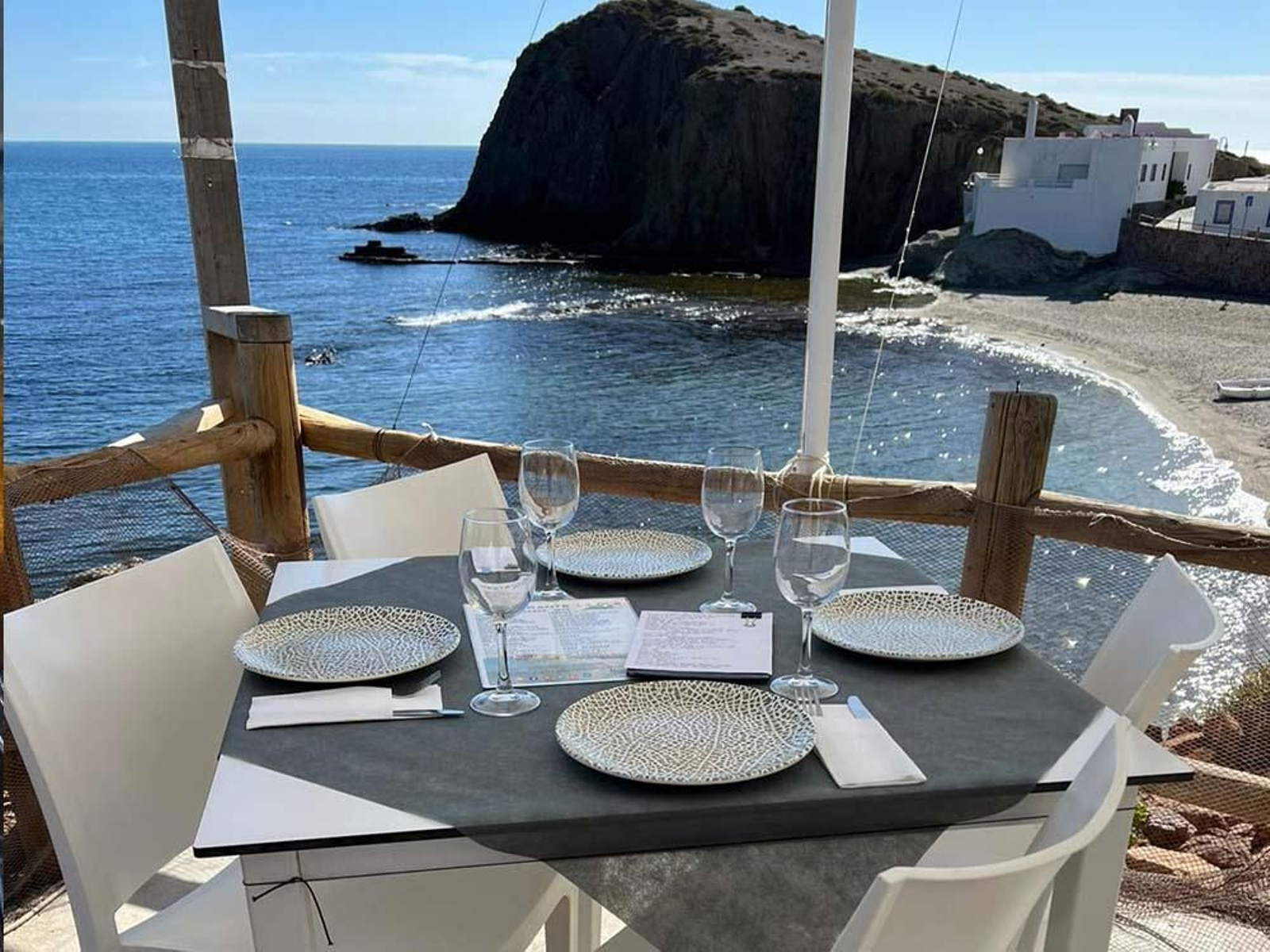 Terraza del restaurante La Ola.