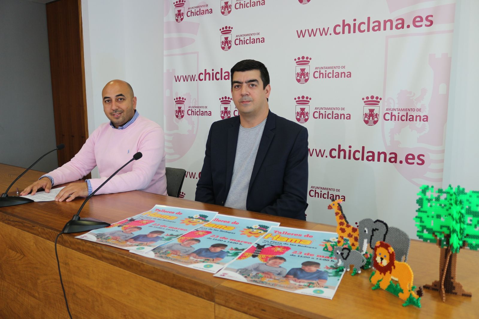 El delegado de Fomento Adrián Sánchez con Diego Rama, junto a algunas figuras realizadas con hama.