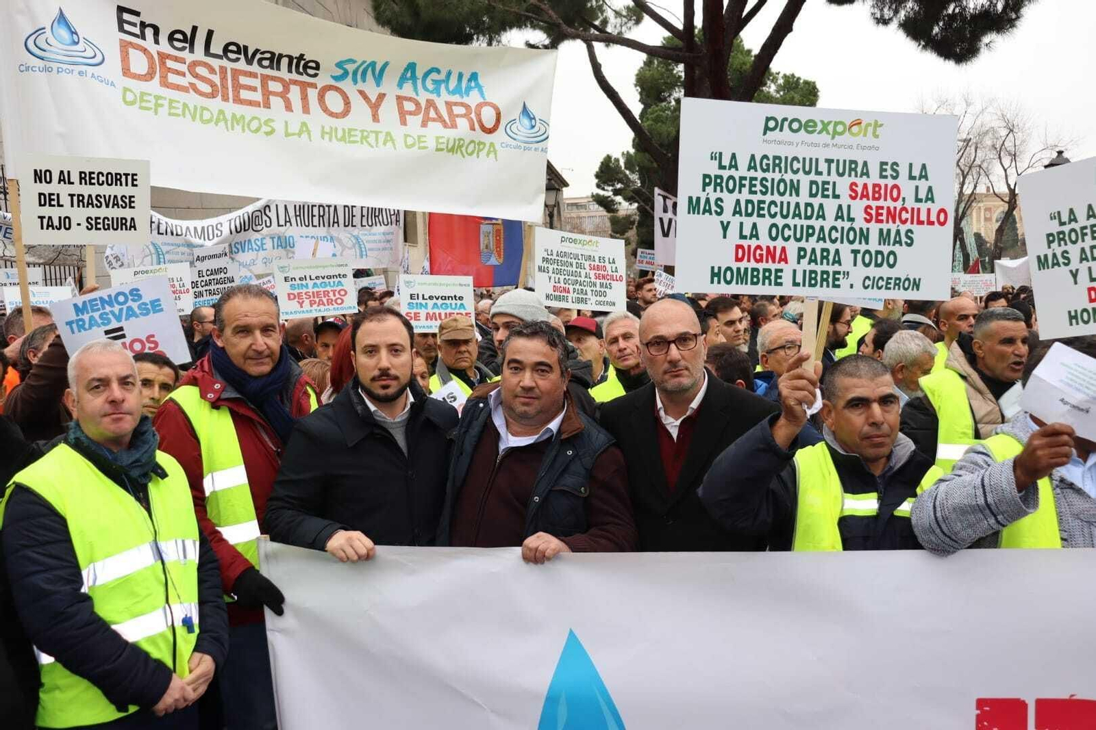 Vea en imágenes la concentración de los regantes ante el recorte del trasvase del Tajo-Segura