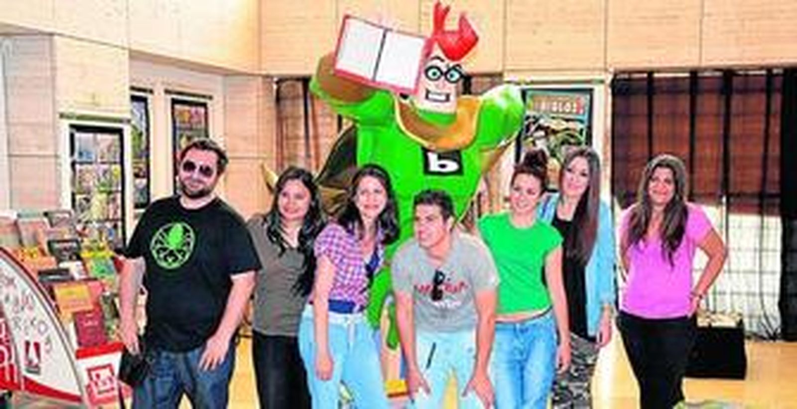 Visitantes del Salón del Cómic de Huelva, inmortalizándose con la mascota del certamen.