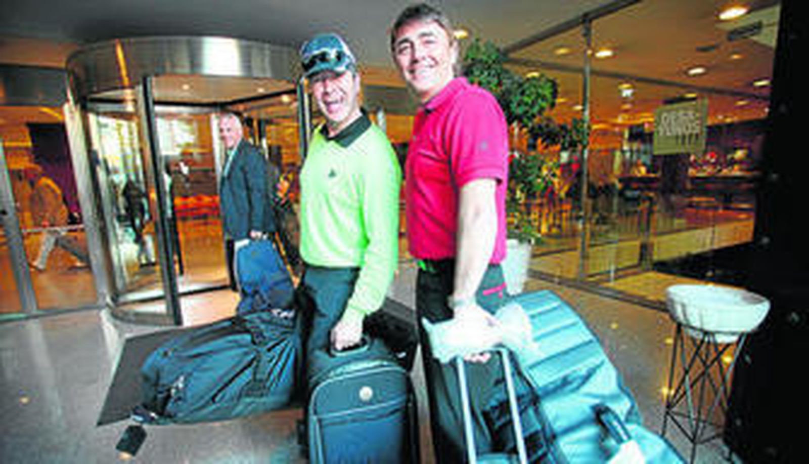 Dos turistas entran en un hotel del centro de la ciudad en una imagen retrospectiva.