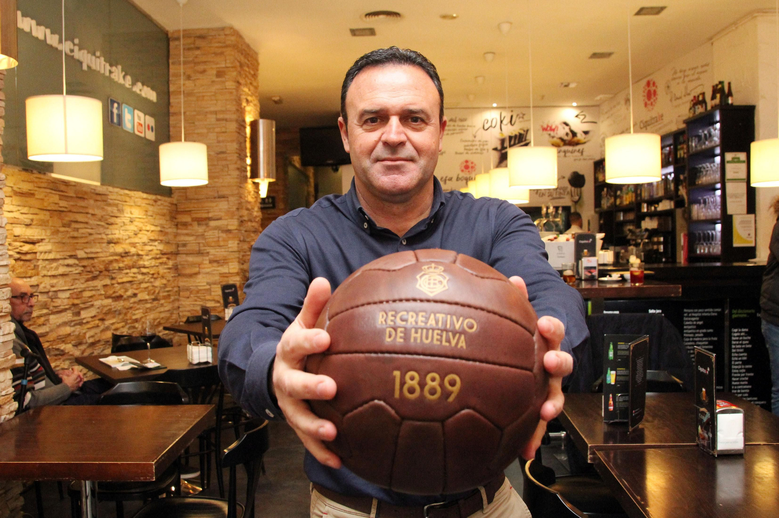 Salmerón posa con un balón antiguo en una Tertulia Deportiva de ‘Huelva Información’.