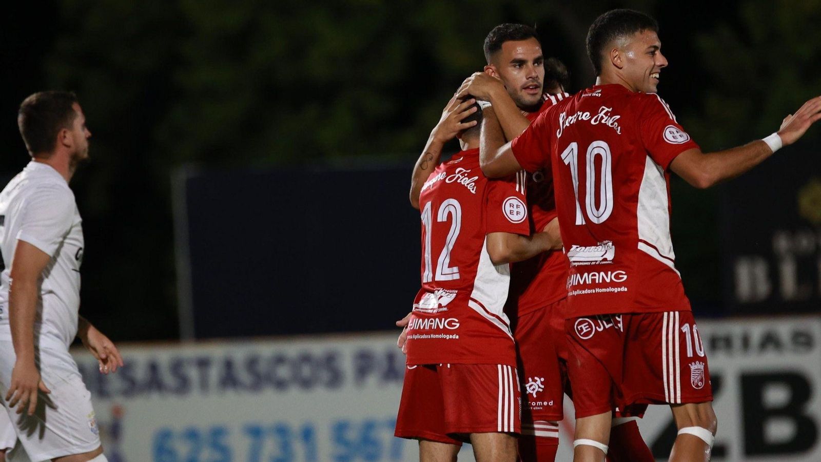 Fuentes es felicitado por Nané y Charaf tras anotar el tercer tanto del partido.
