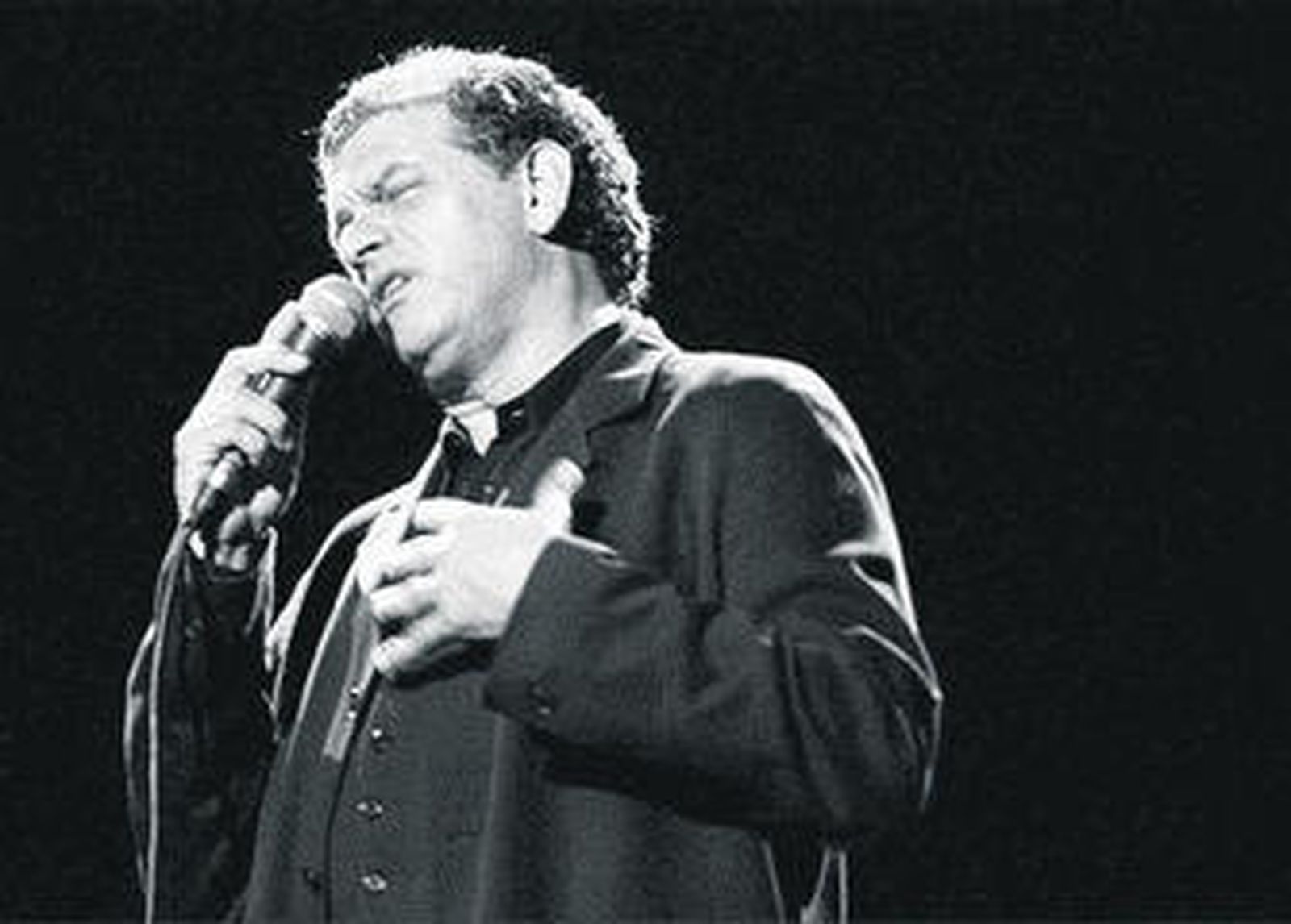 La voz de Carlos Cano regresa a las tiendas de discos.