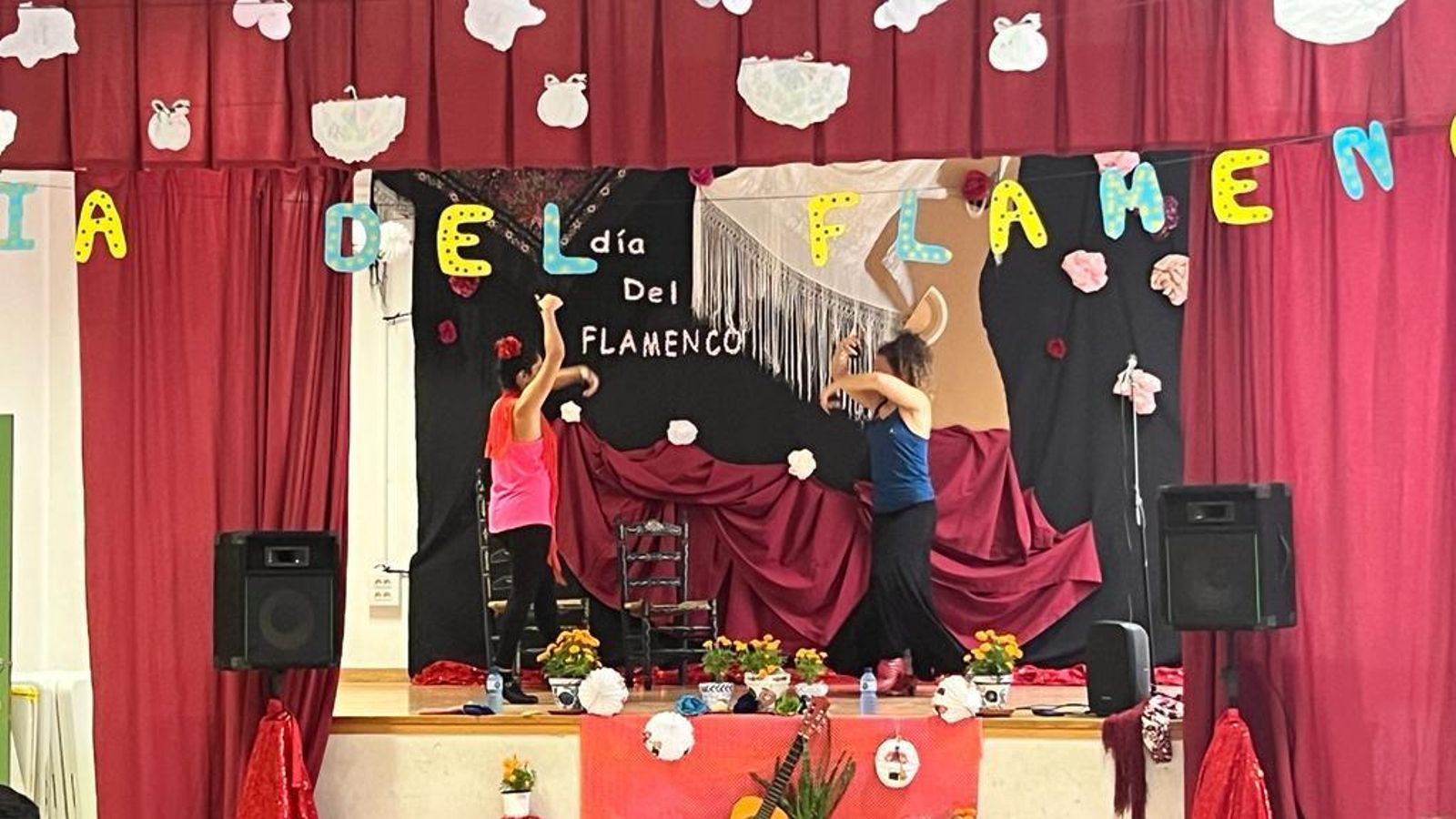 Las dos integrantes del grupo de baile Adolfo de Castro.