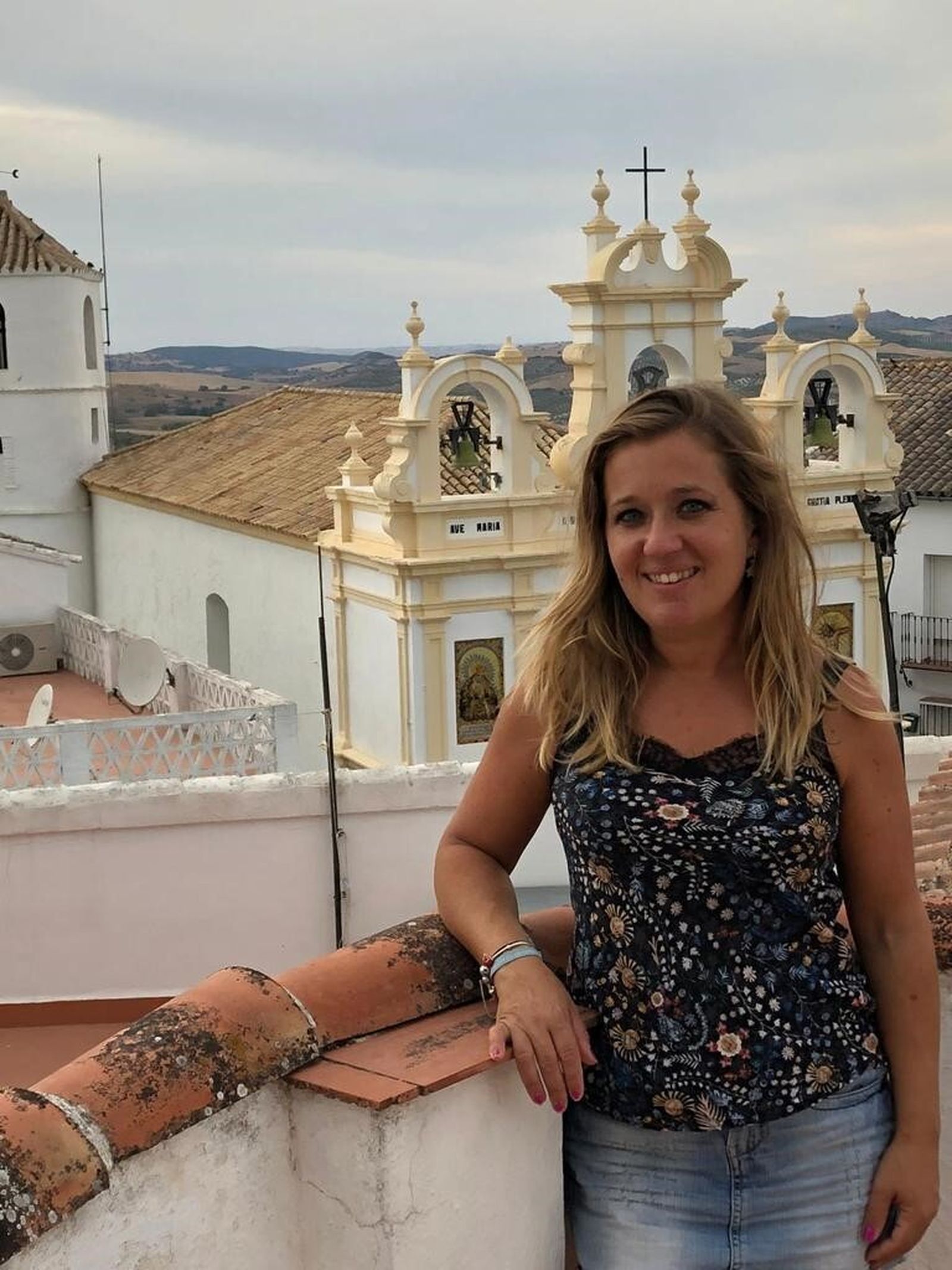 Irene Sierra, con una vista del pueblo detrás