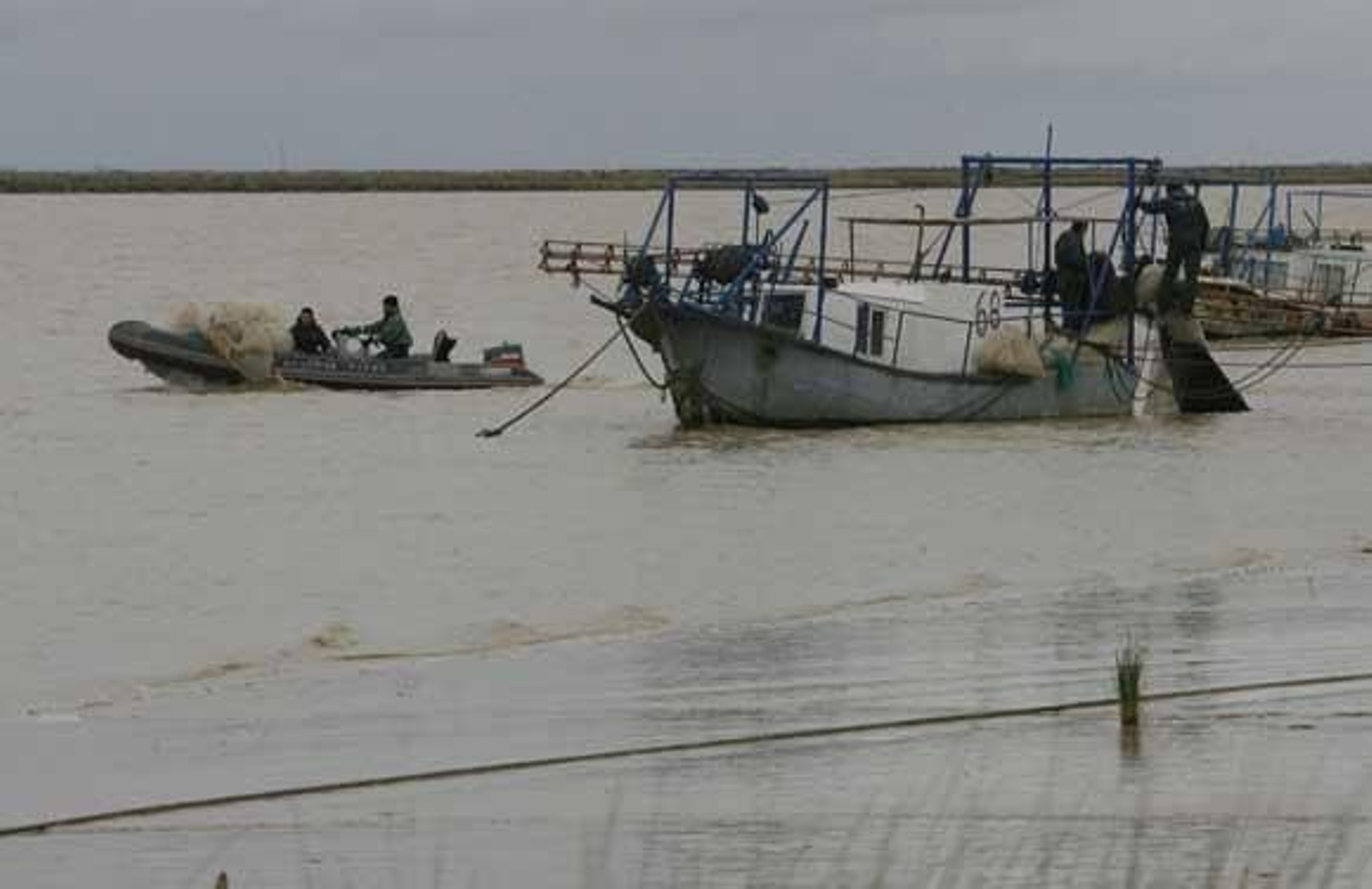 Una lancha de la Guardia Civil se lleva una red ilegal.

Foto: Borja Benjumeda