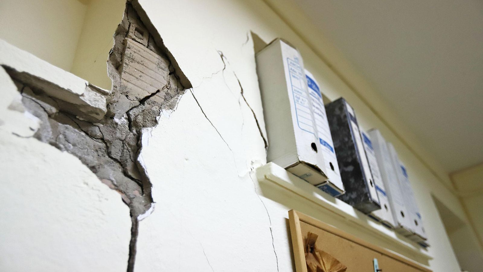 Detalle de una de las grietas en la antigua sede del AMPA, donde aparecieron las primeras.