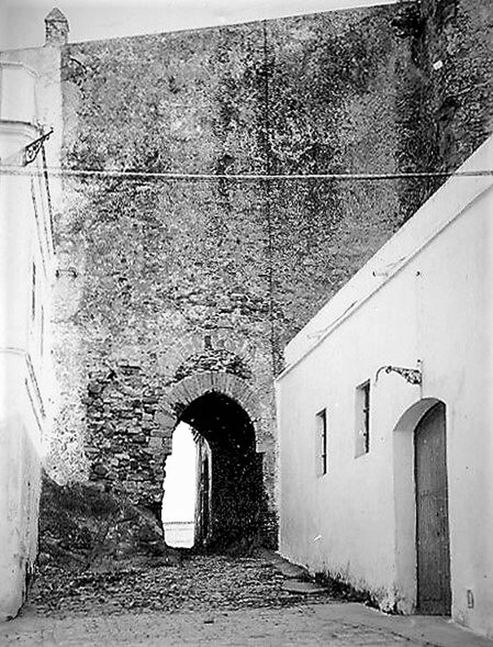 Vista de principios del siglo XX de la entrada al castillo de Guzmán el Bueno. El local que sirvió de matadero es el de la derecha de la imagen.
