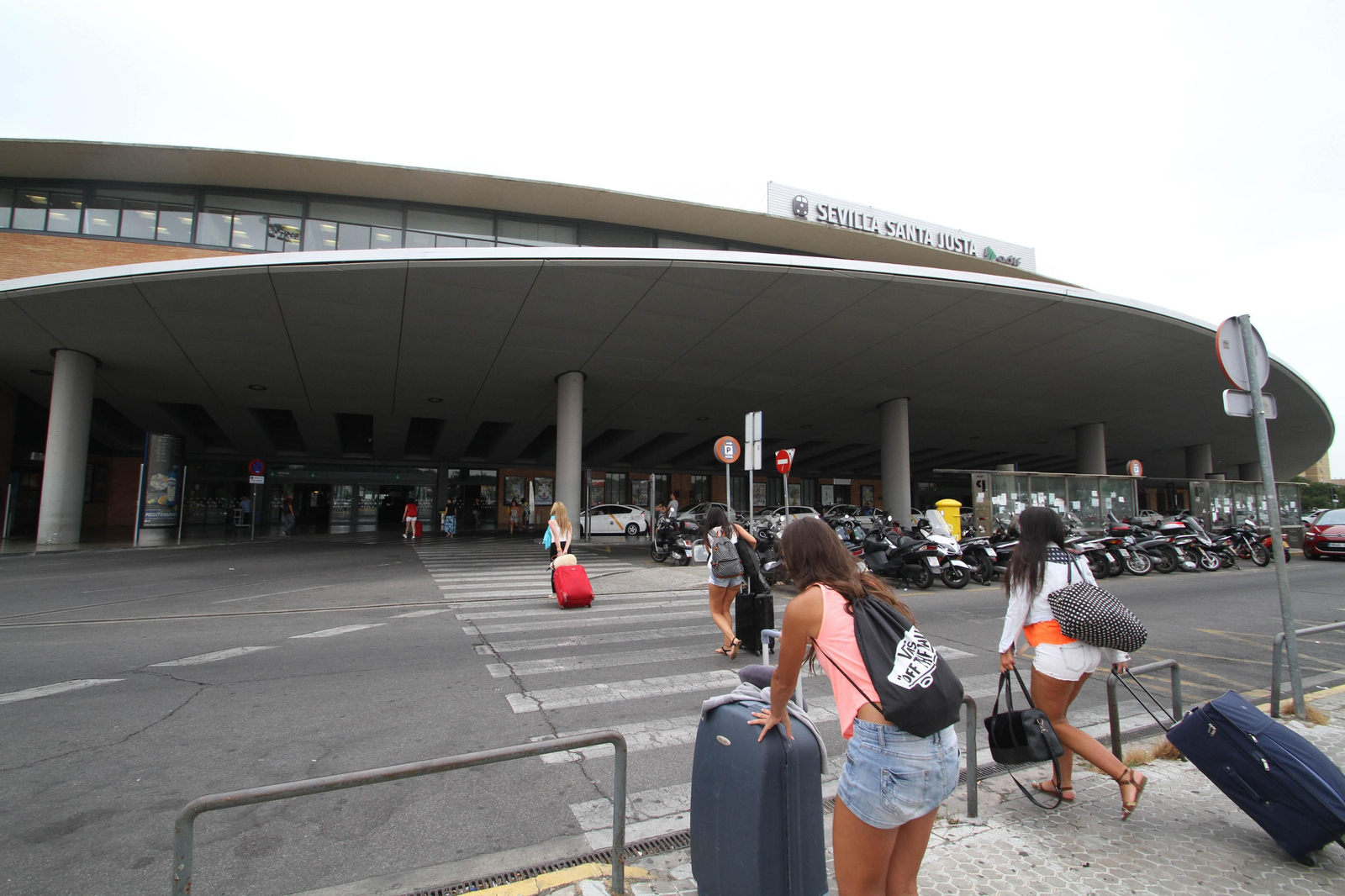 Aspecto actual que presenta el acceso principal a la estación de Santa Justa.