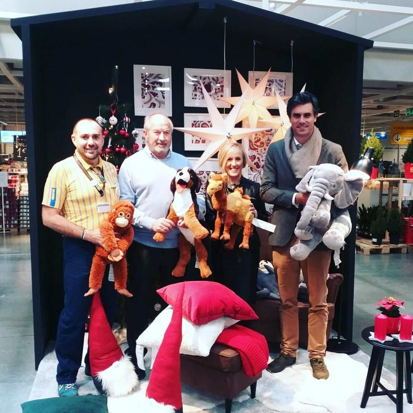 Donación de peluches y caramelos de Ikea a los Reyes Magos.