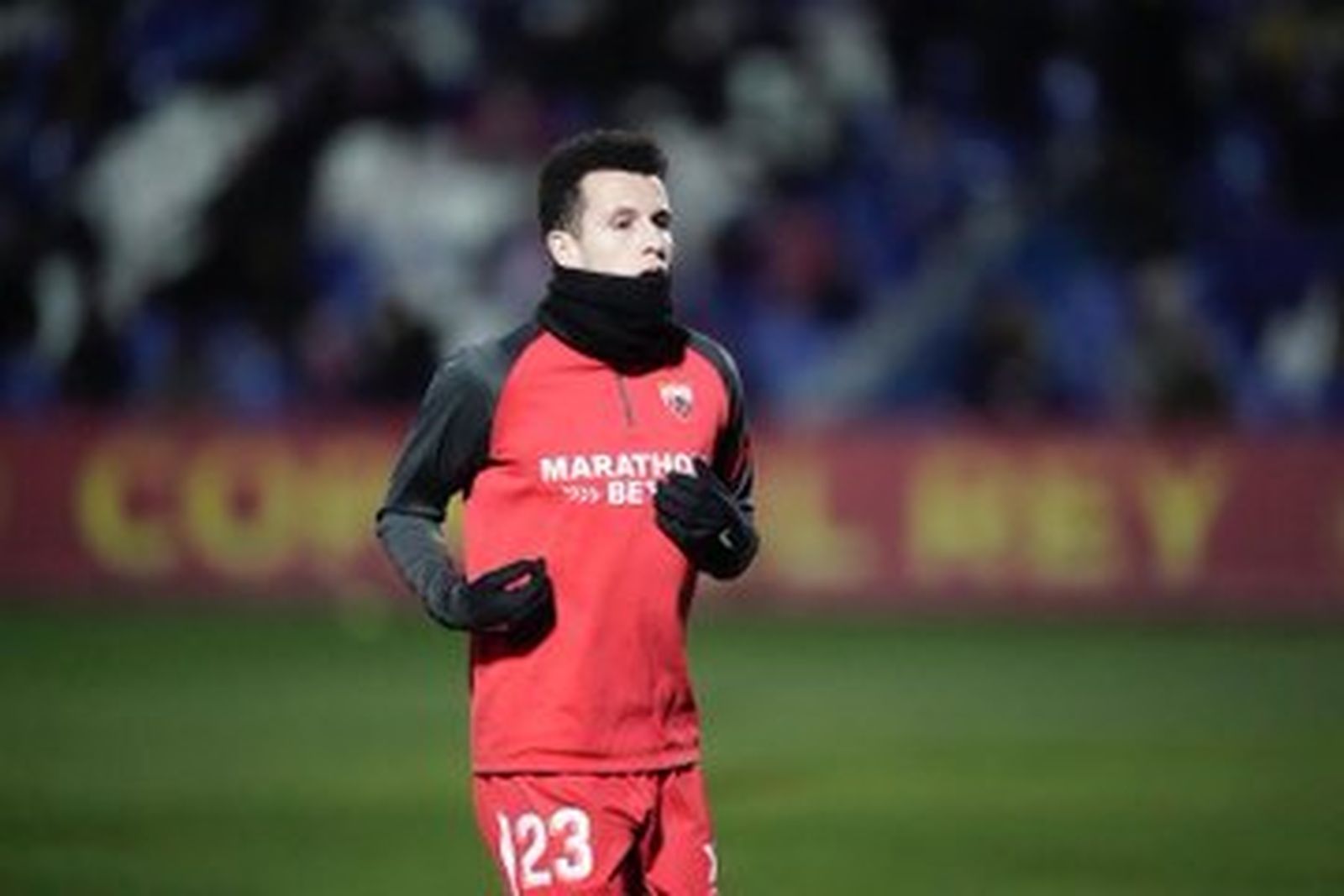 Idrissi, en el calentamiento previo del partido ante el Linares.