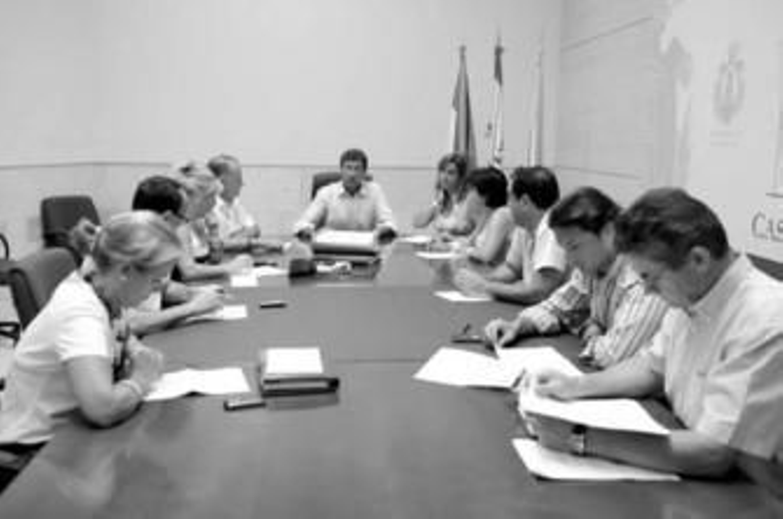 El alcalde, Tomás Herrera, en la Junta Local al fondo de la imagen.