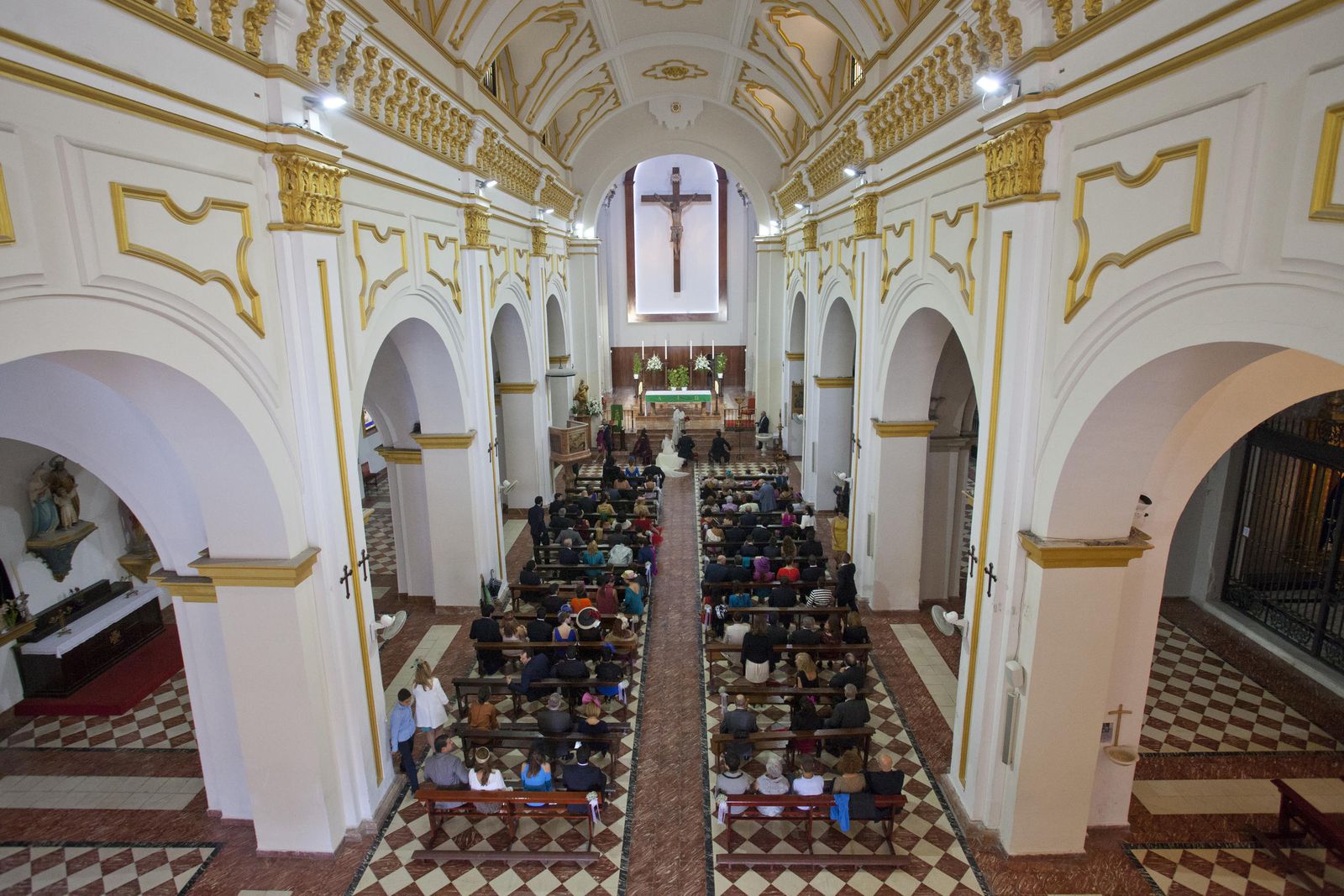 Las bodas celebradas por la Iglesia descienden anualmente en favor de las de tipo civil.