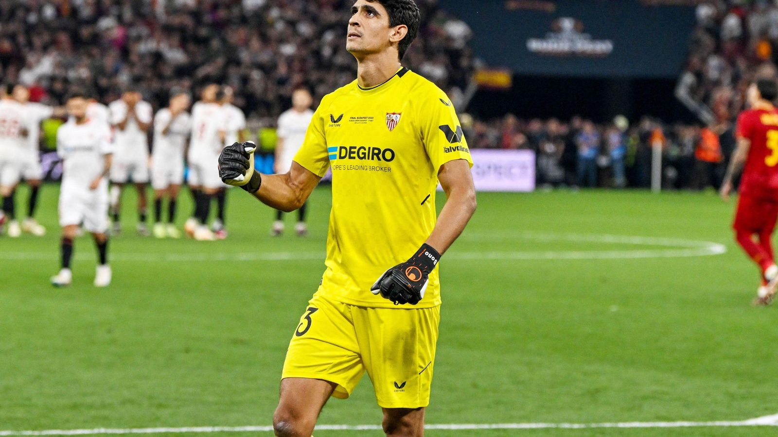 Yassine Bono, tras detener uno de los dos penaltis a la Roma en Budapest.