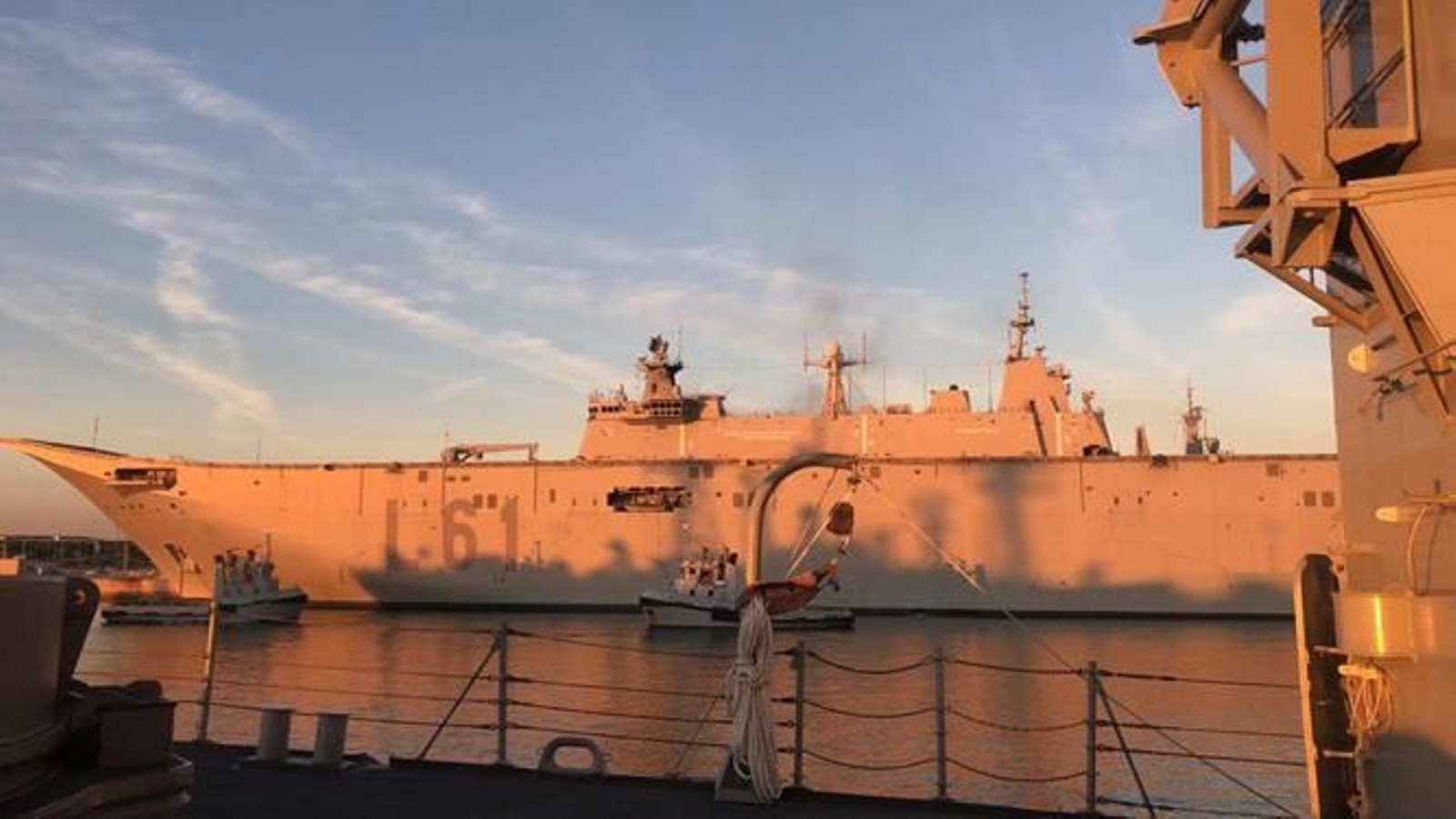 Incendio en el buque insignia de la Marina, el Juan Carlos I, en su base de Rota.