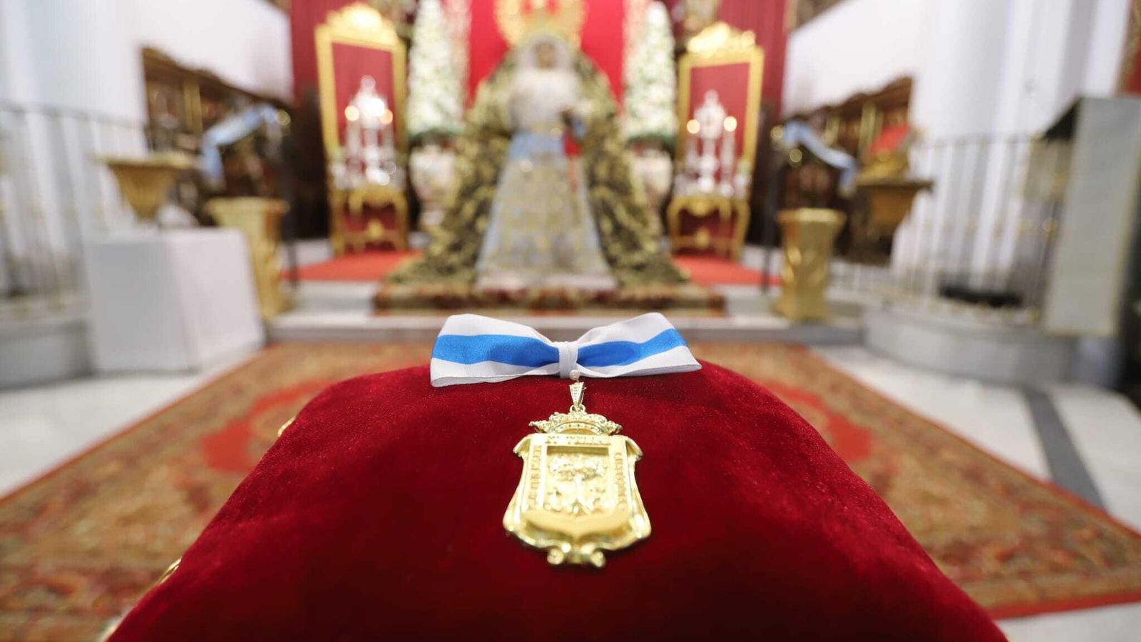 La medalla de oro de Huelva frente a la Virgen de la Amargura.