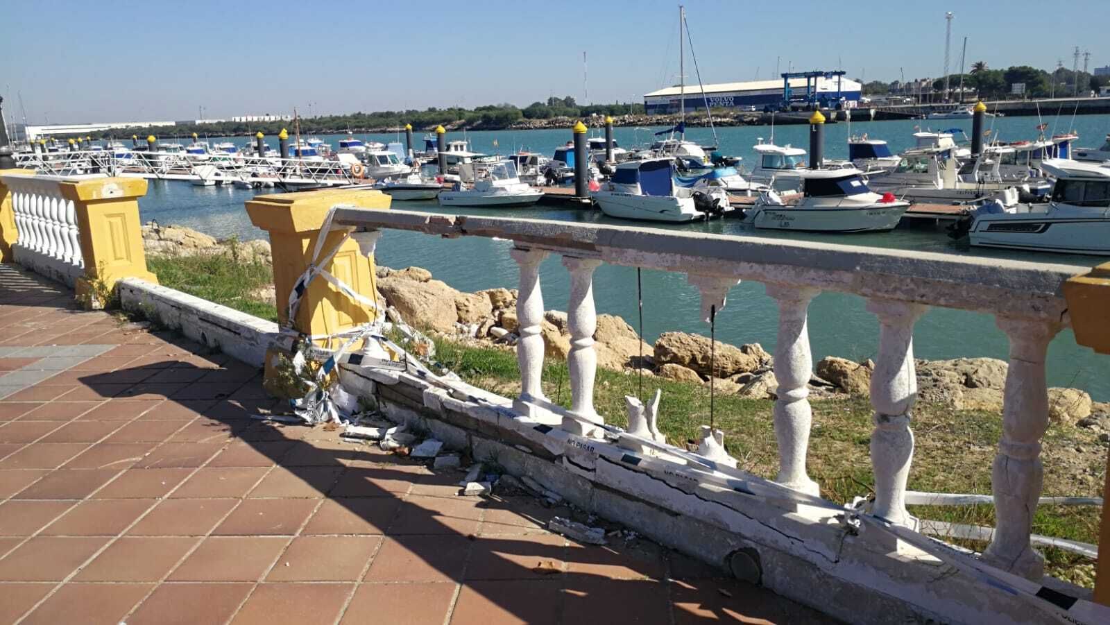 En el Paseo José Luis Tejada faltan tramos enteros de la balaustrada.