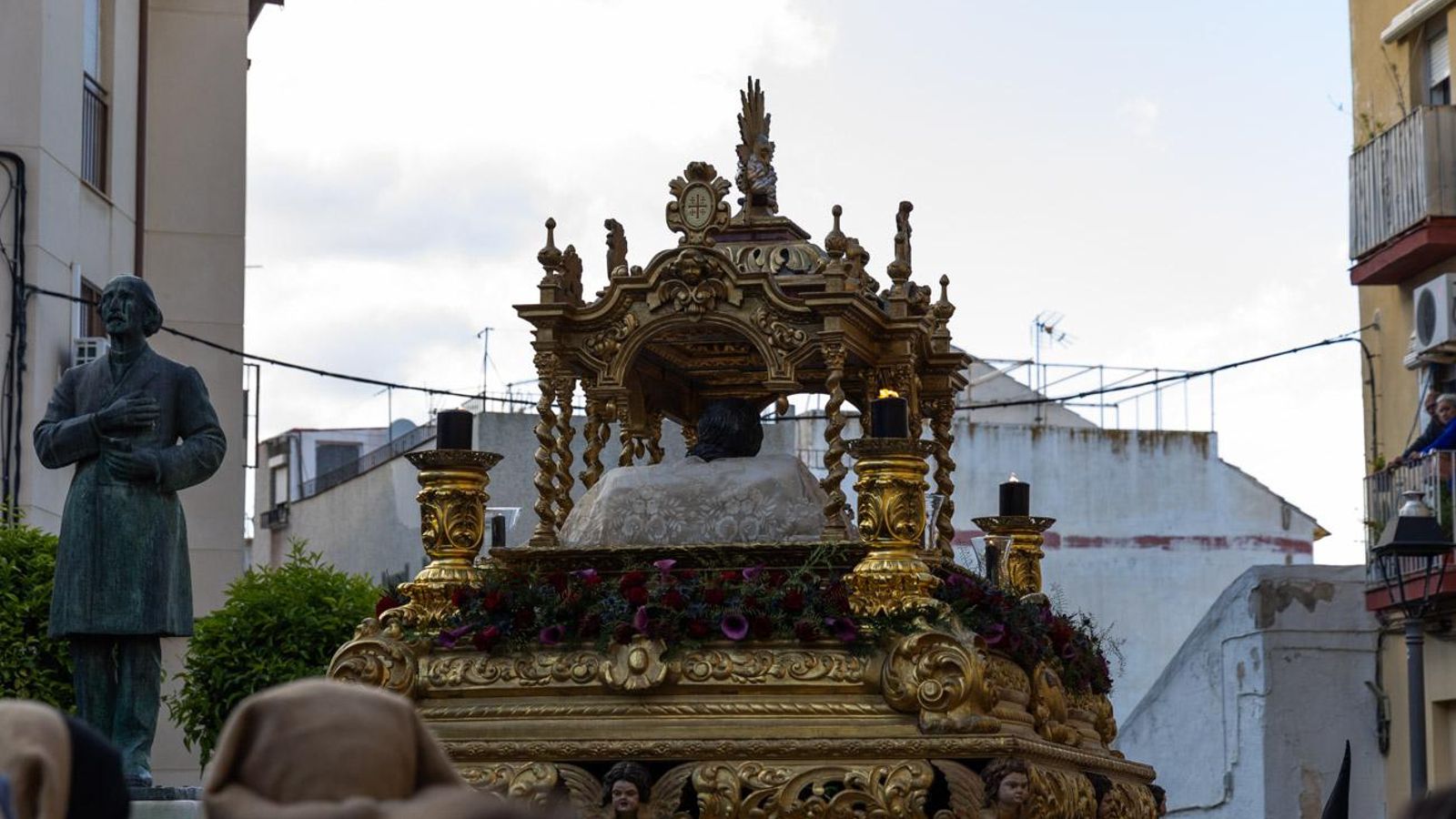 Luto y duelo en la noche del Viernes Santo, en imágenes
