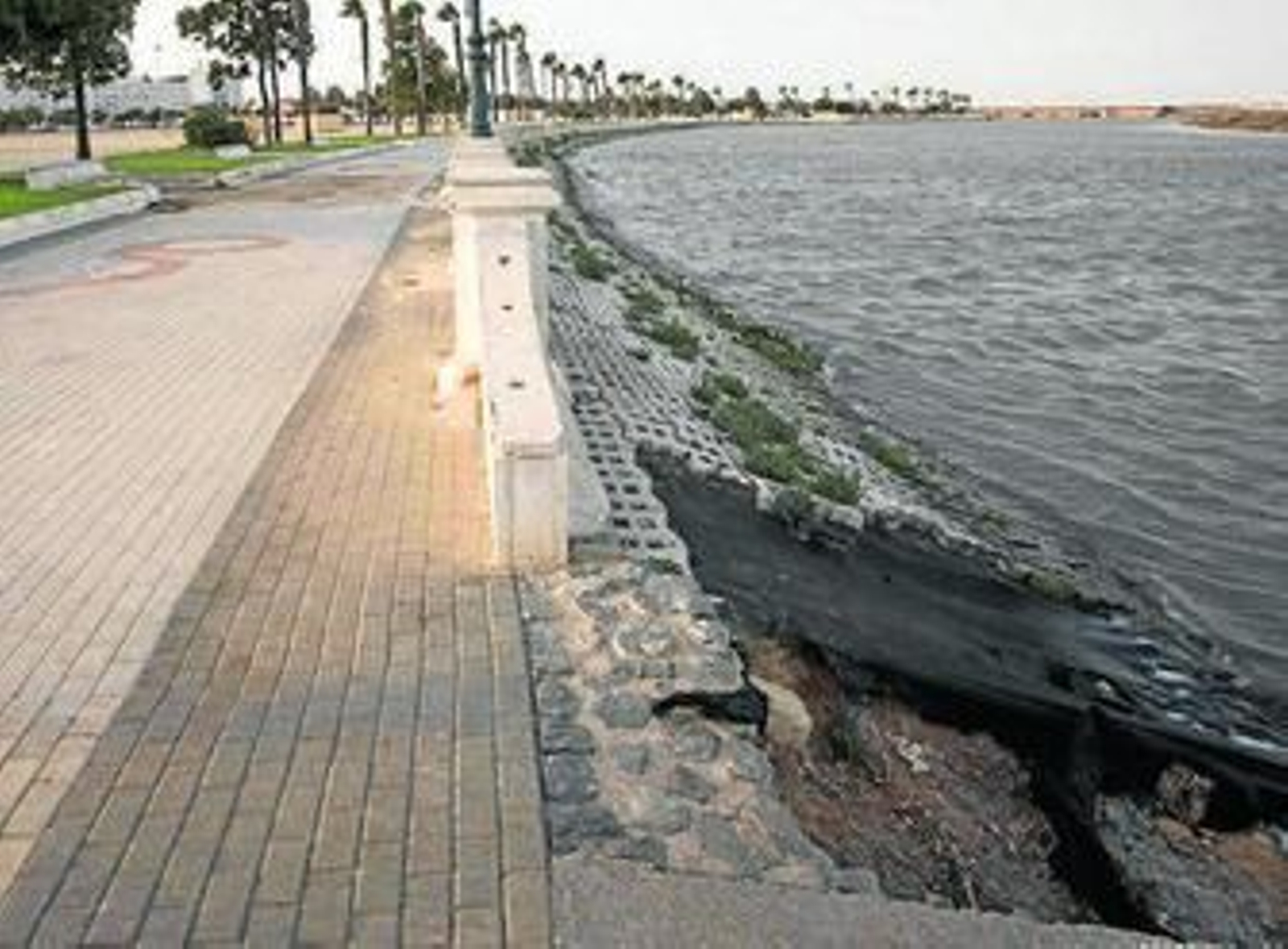 Un hombre corre por un tramo del paseo de La Magdalena que no tiene suelo ni valla.