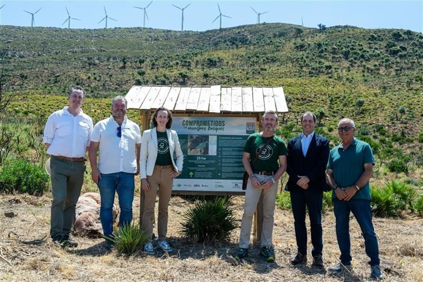 De izquierda a derecha: Juan Ramón Pérez Valenzuela, Director general de política forestal y biodiversidad de la Consejería de Sostenibilidad y Medio Ambiente de la Junta de Andalucía; Roberto Rubio, Presidente FSC España; Elodie Perthuisot, Directora ejecutiva Carrefour España; Gonzalo Anguita, CEO FSC España; Peio Arbeloa, Director General Unidad De Negocio España de Mahou San Miguel y Ricardo Silva Jiménez, Concejal de Desarrollo Rural, Agricultura, Ganadería y Montes del Ayuntamiento de Tarifa