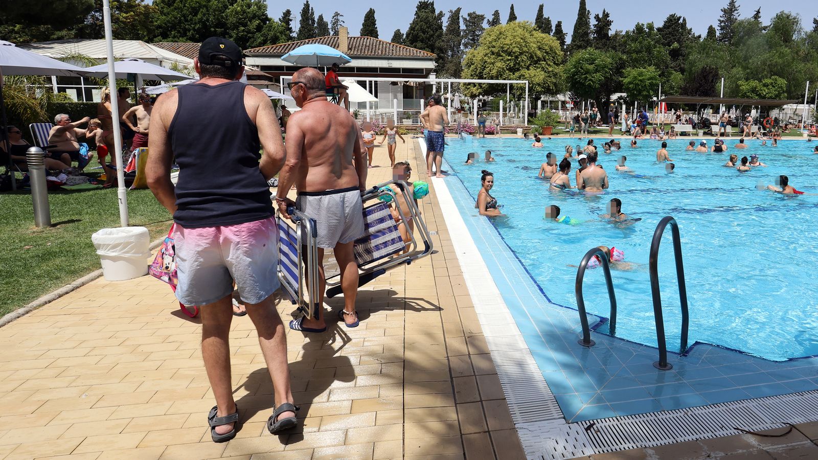 Imágenes del magnífico ambiente en las piscinas del Club Nazaret de Jerez