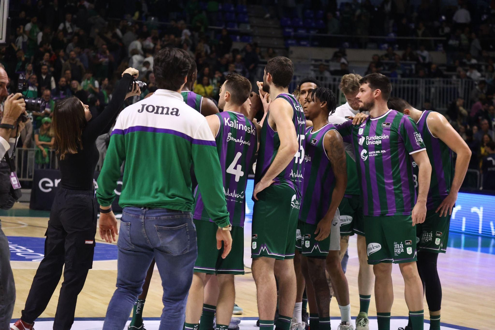 El Unicaja hace piña tras el partido ante el Gran Canaria.