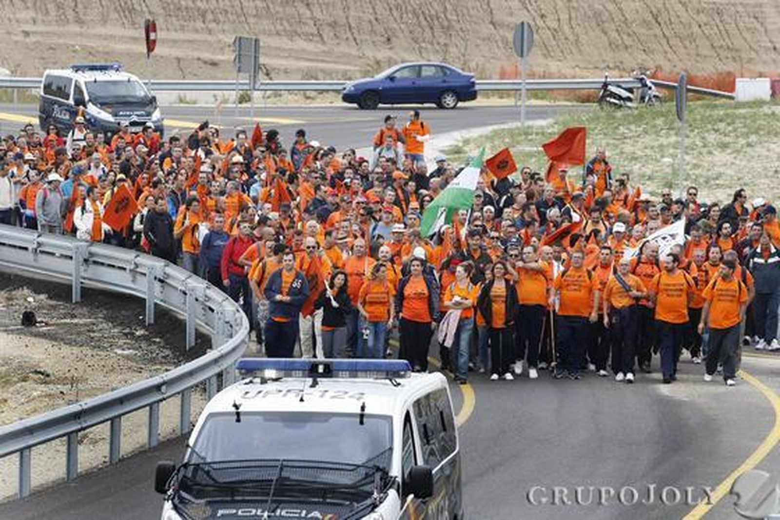 La plantilla de Cádiz Electrónica marcha de El Puerto a la capital para reclamar soluciones ante el ERE que plantea la empresa. 

Foto: Fito Carreto